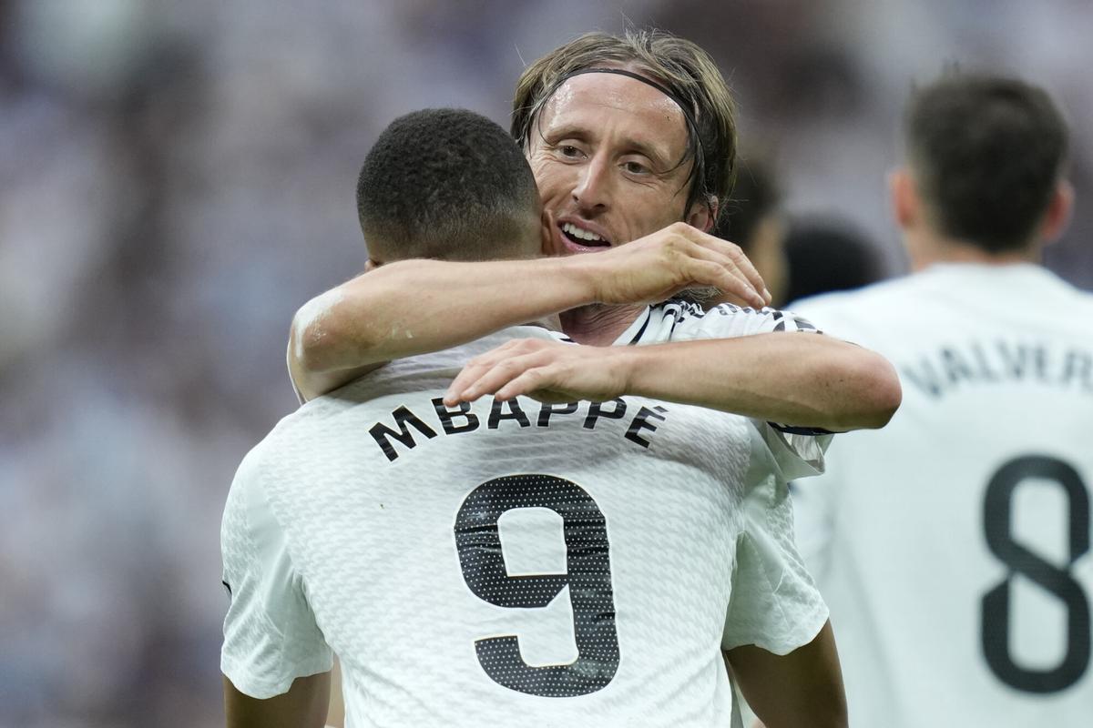 Modric y Mbappé se abrazan tras el partido.
