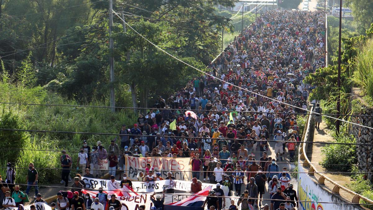 Migrantes de Centroamérica y Haití marchan en una caravana que se dirige a la capital mexicana para solicitar asilo y refugio.