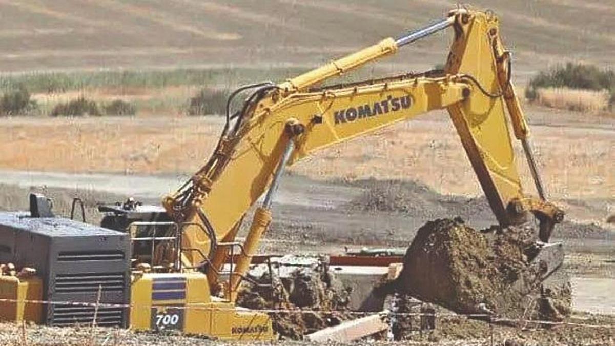Una excavadora mueve terrenos durante la urbanización del Parque Tecnológico, en 2007.