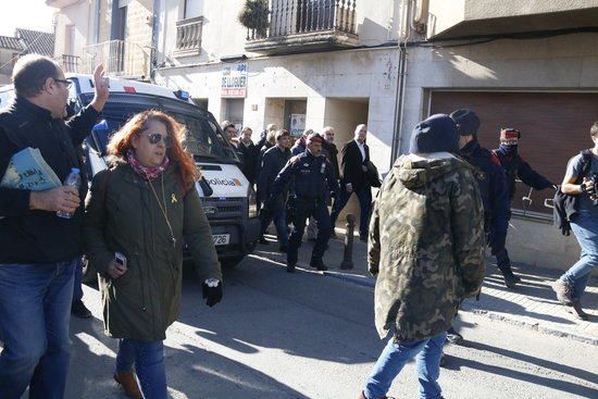 Els membres de Cs escortats pels Mossos a Torroella de Montgrí