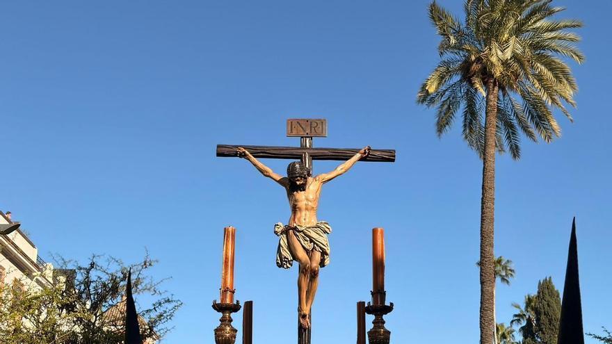 Vídeo | Los Estudiantes vuelven a procesionar por las calles de Sevilla después de tres años sin salir