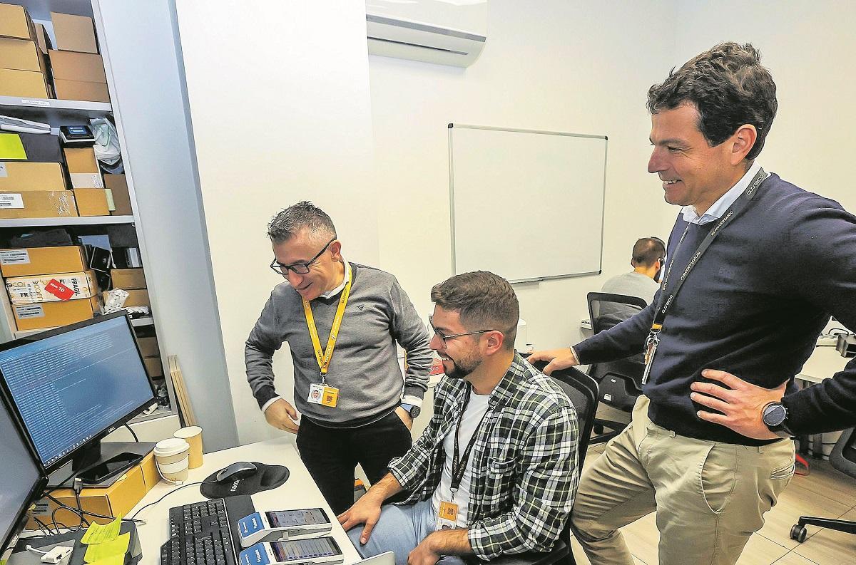 De pie, Juan Vicente Cantón, presidente, y Lorenzo Campos, CEO, con un trabajador de la compañía