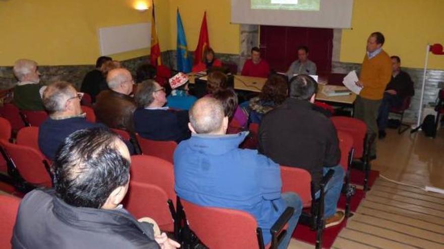 Alberto González habla de las concentracioes a los vecinos de La Pereda, El Pedregal y La Millariega.