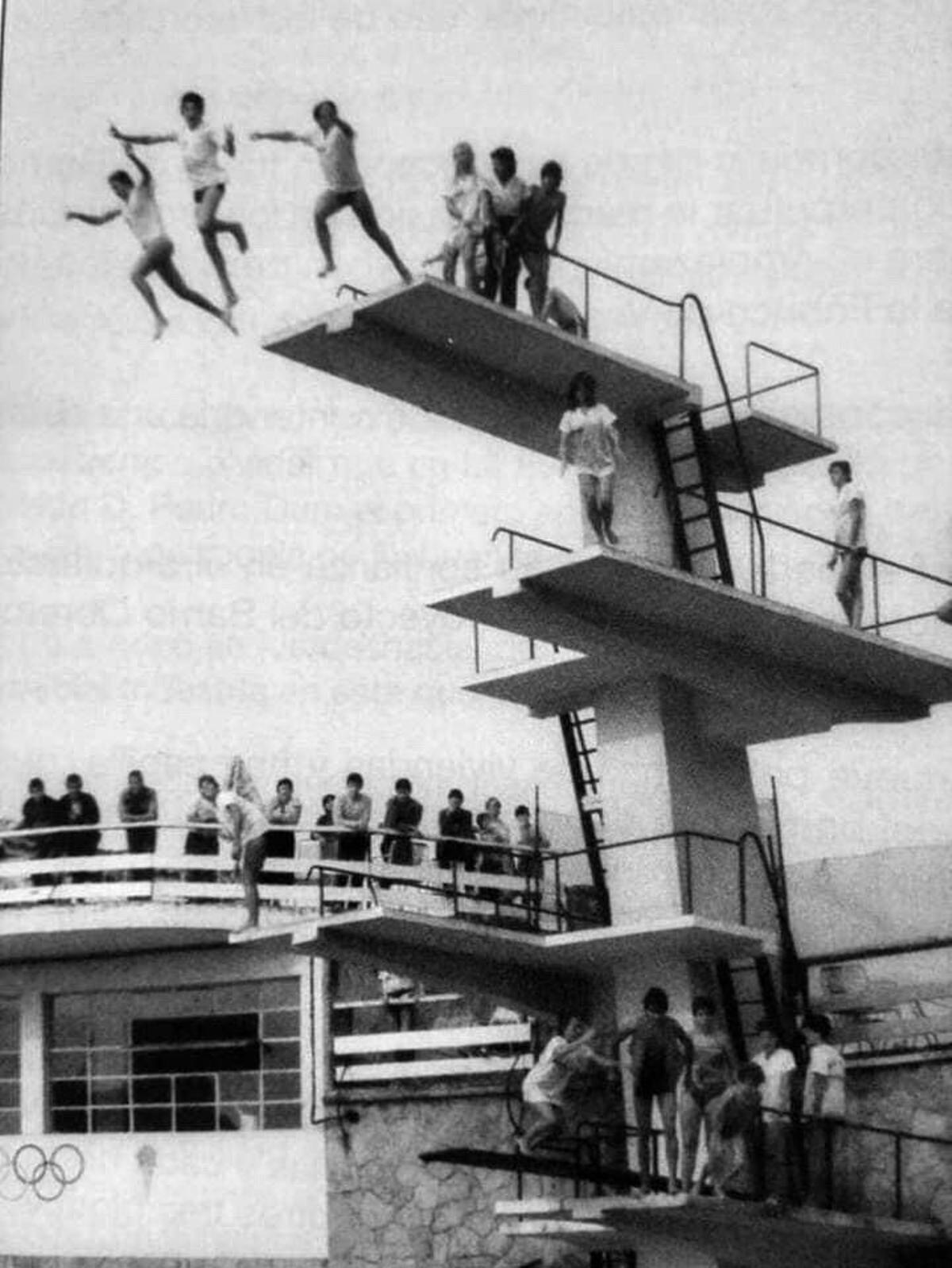 Un grupo de jóvenes en varios de los trampolines de la gran piscina de Pénjamo.