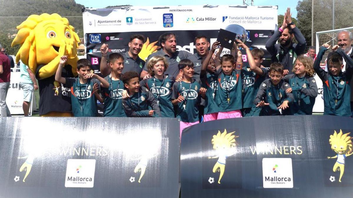 El Espanyol celebra la East Mallorc Cup U-11