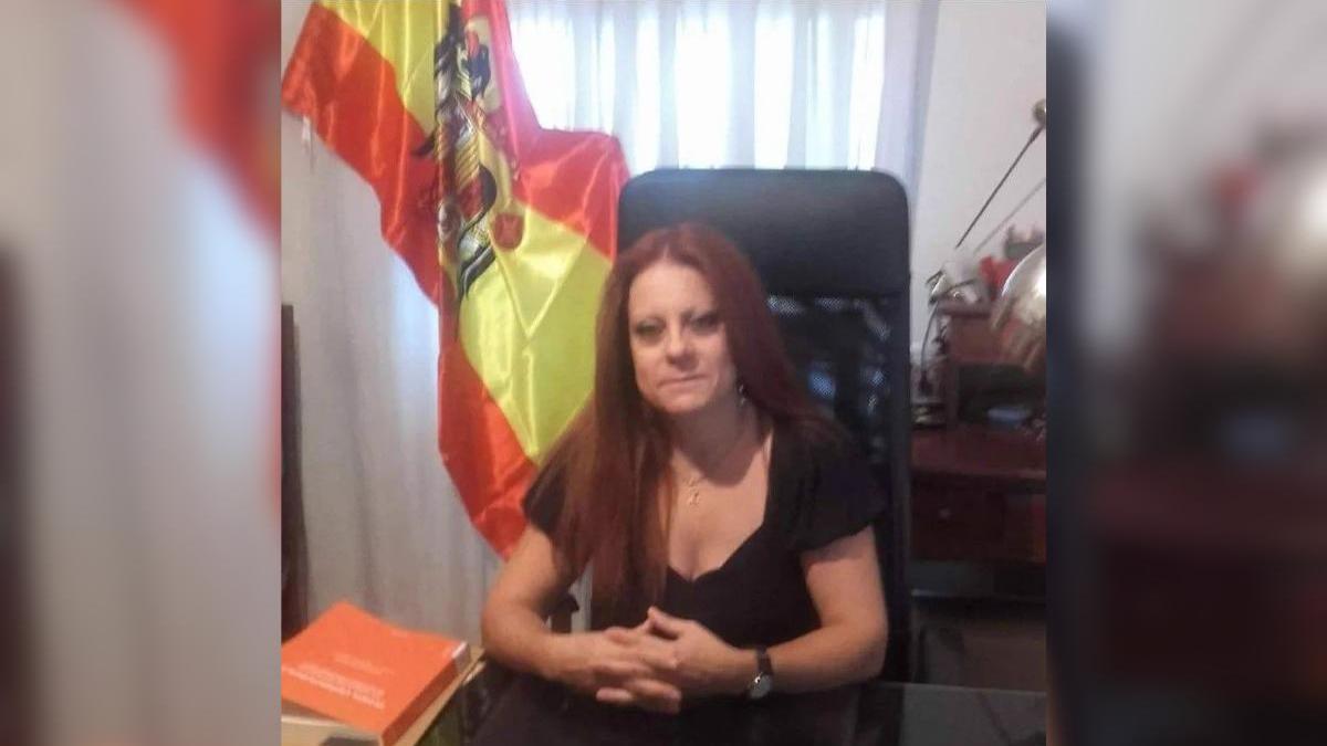 La directora general de Justicia de Aragón, Esmeralda Pastor, posa con la bandera franquista.