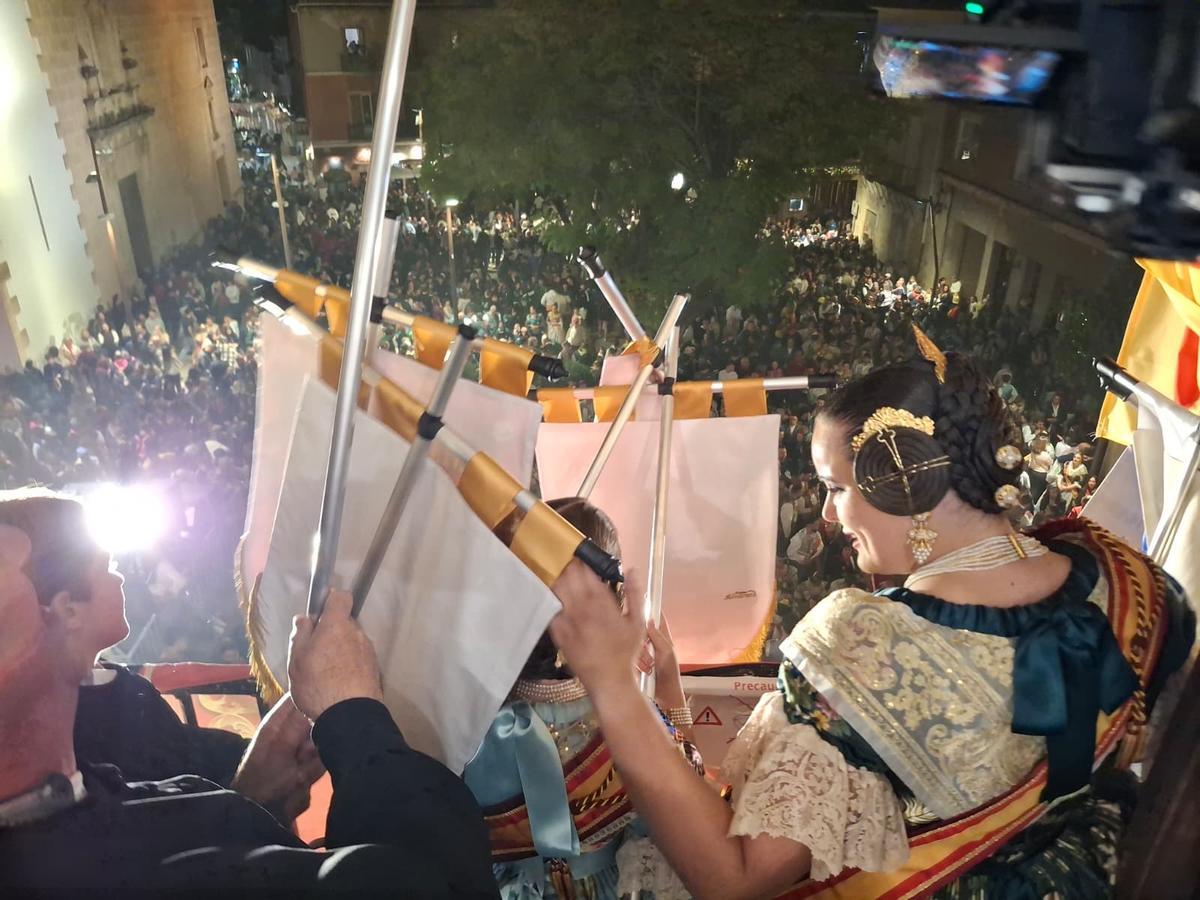 La celebración en el balcón del ayuntamiento; la Plaça de l'Ajuntament, repleta.