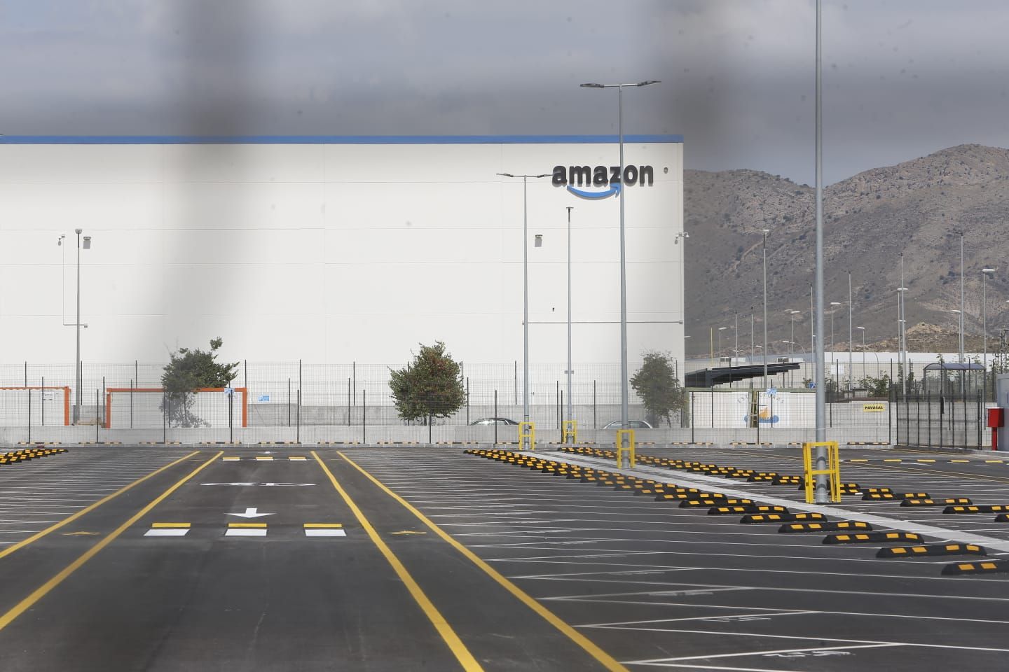 Amazon prepara su centro logístico en Alicante