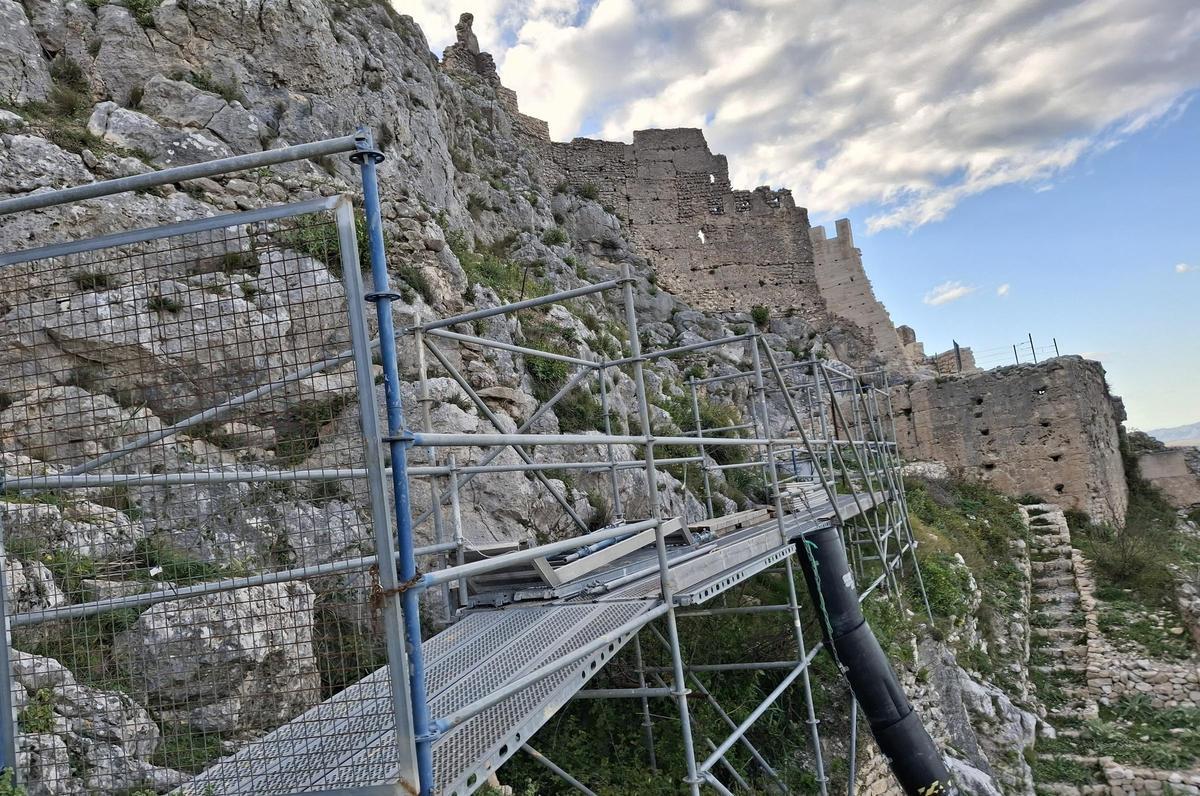 Pasarela que se ha mantenido para poder seguir realizando las obras de restauración
