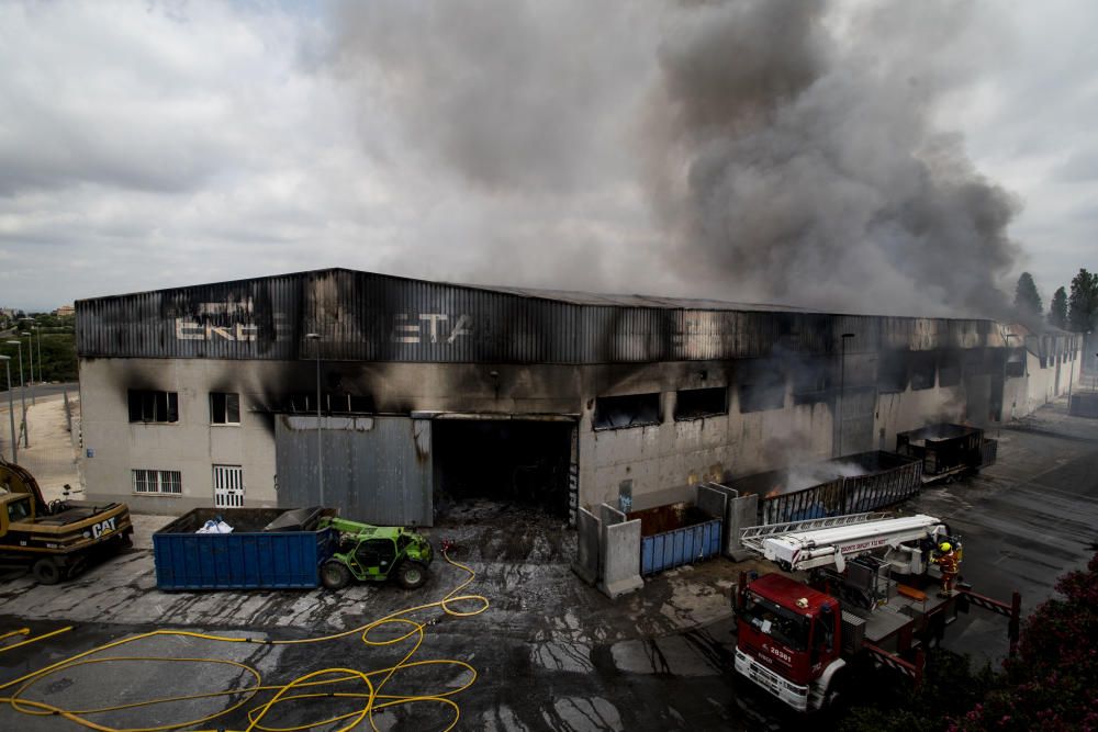 Incendio en una empresa del Polígono Industrial la Fillola, en Aldaia