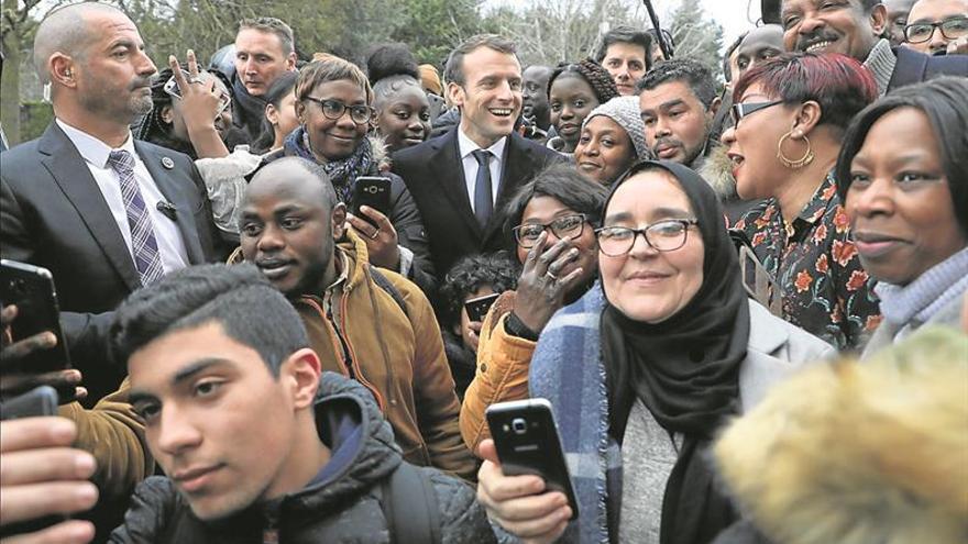 Macron lleva la crisis de los ‘chalecos amarillos’ a la periferia de París