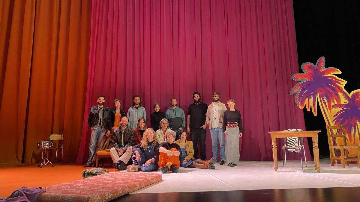 Foto de familia de la presentación de 'Els dies bons' en el Principal de Palma.