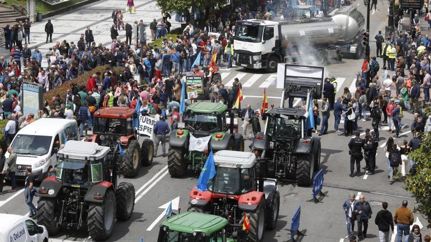 Protesta ganadera por la calle Uría de Oviedo. | LUISMA MURIAS