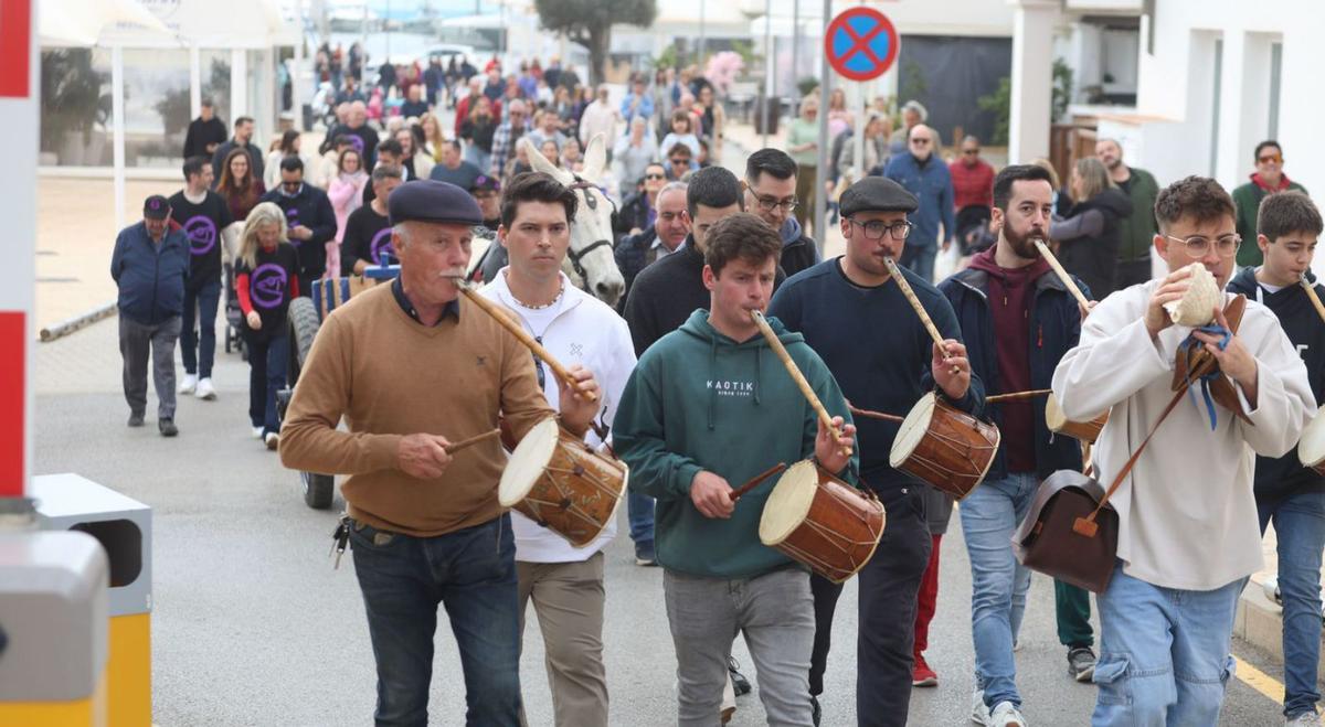 1.La mula de Mariano Malacosta, con el carro lleno de ‘gerret’. 2.Los ‘sonadors’ de Es Broll, por las calles de Santa Eulària, delante de la mula, al inicio del reparto. 3.El ‘llaüt’ que llegó por la mañana al puerto para traer 150 kilos más de ‘gerret’. 4.La alcaldesa, Carmen Ferrer, ayuda a descargar cajas de este pescado en algunos puestecitos de la feria. 5.Descarga del pescado en el puerto. 6.Espetos de ‘gerret’, ayer, en la Villa del Río.   FOTOS de toni escobar