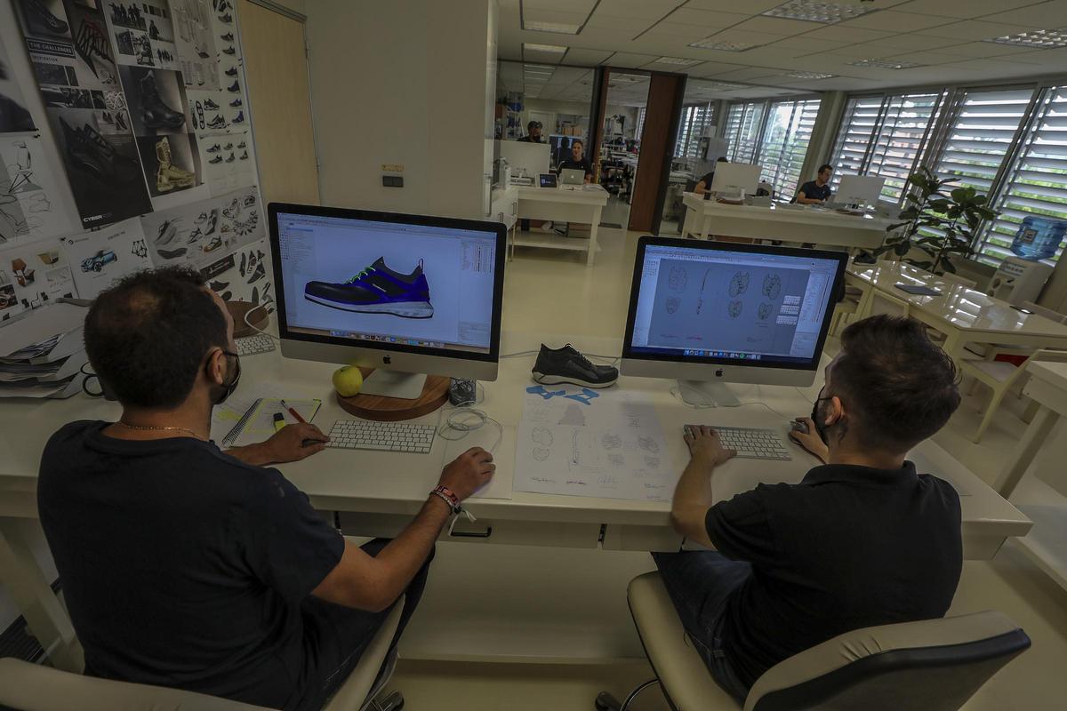 Una empresa que diseña calzado en Elche