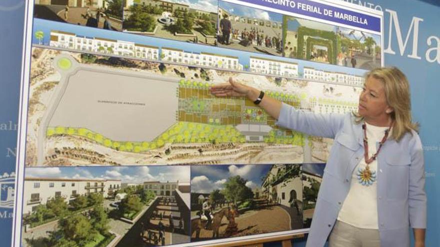 La alcaldesa Ángeles Muñoz, con el plano del futuro recinto ferial.