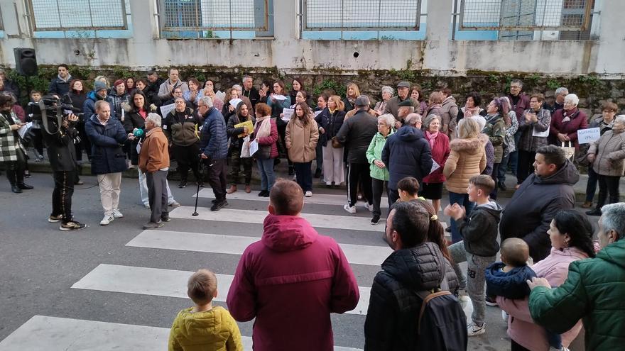 Protesta de vecinos de San Miguel, ante el Ayuntamiento de Plasencia