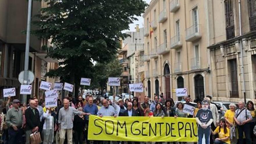 La manifestació, al seu pas pel carrer Nou.