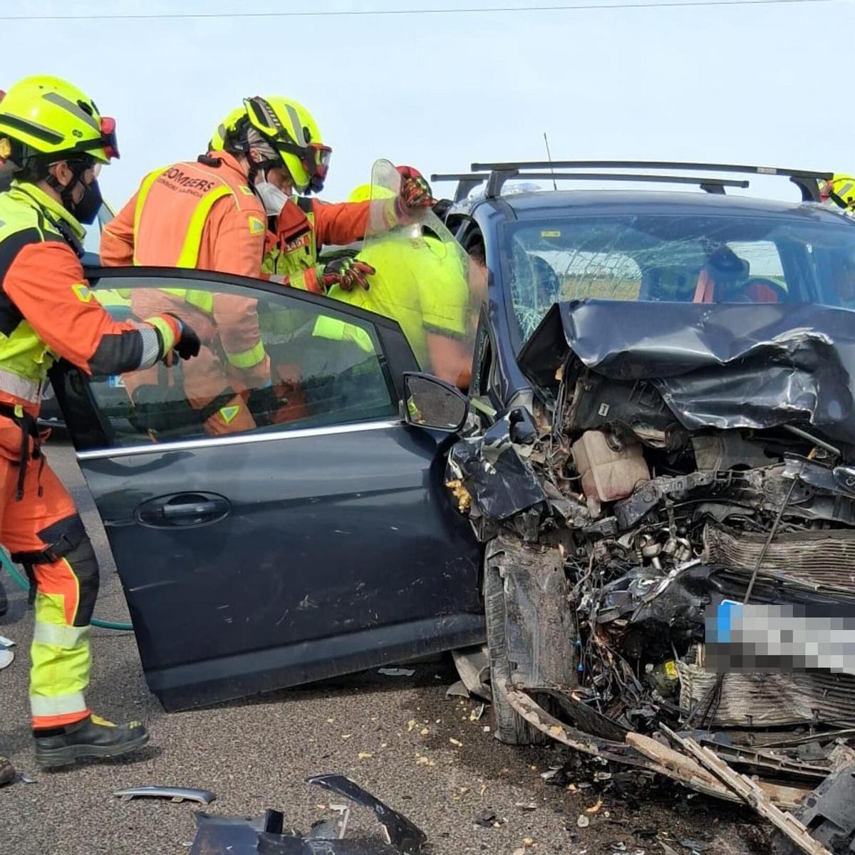 Efectivos de los bomberos de Cullera y de Silla trabajaron en la excarcelación de los dos accidentados.