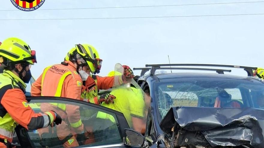 Los bomberos excarcelan a dos personas tras un choque frontal en la CV-500 en Sueca