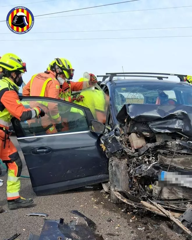 Los bomberos excarcelan a dos personas tras un choque frontal en la CV-500 en Sueca