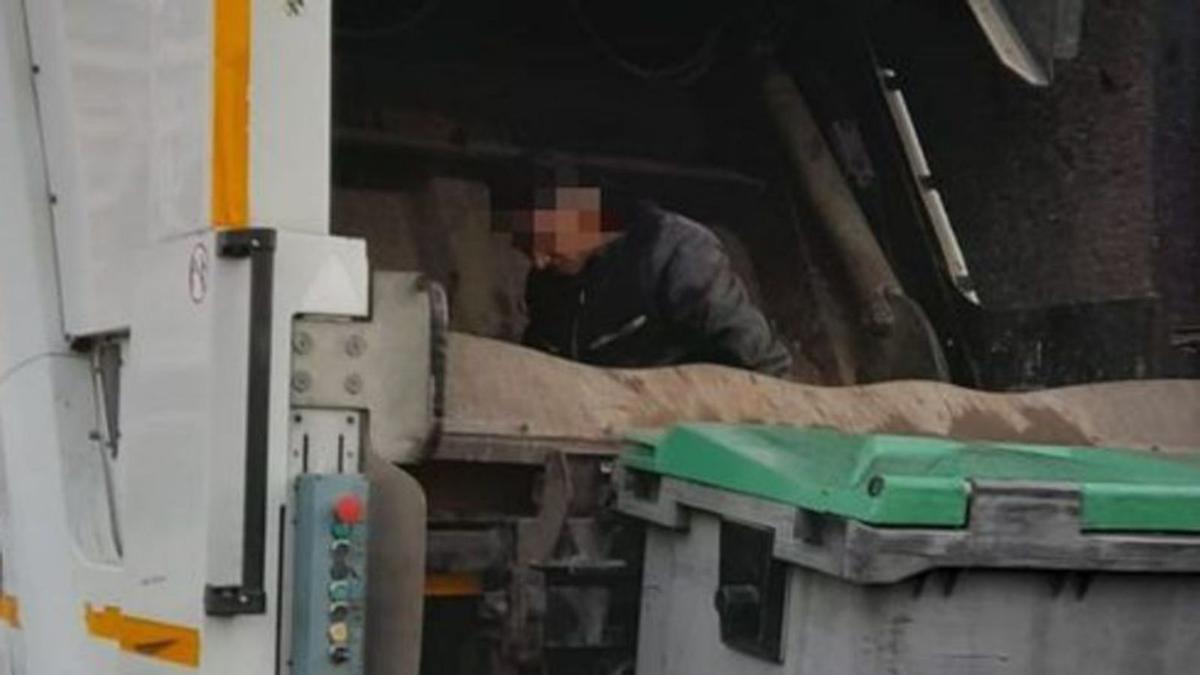 Un operario en un camión de basura de Arucas. | | LP/DLP