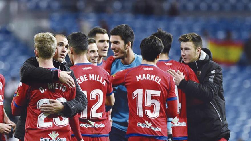 Saúl, el primero por la derecha, celebra con sus compañeros del Numancia el reciente empate en el Bernabéu.