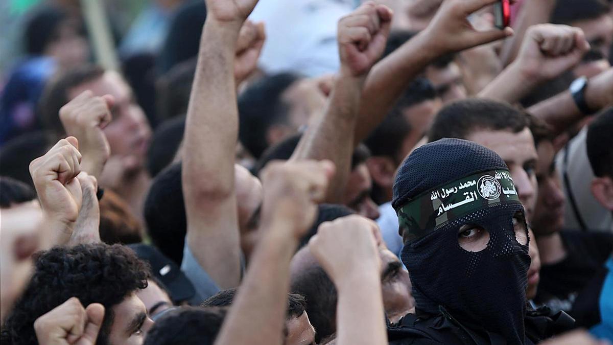 Seguidores del brazo armado de Hamás, las Brigadas Al Qasam, durante una concentración en Gaza en agosto de 2014