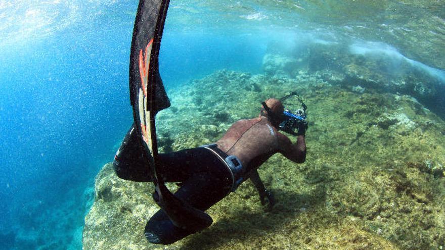 Uno de los participantes en el campeonato de cazafoto de apnea de Canarias en aguas de la Reserva Marina del Archipiélago Chinijo.