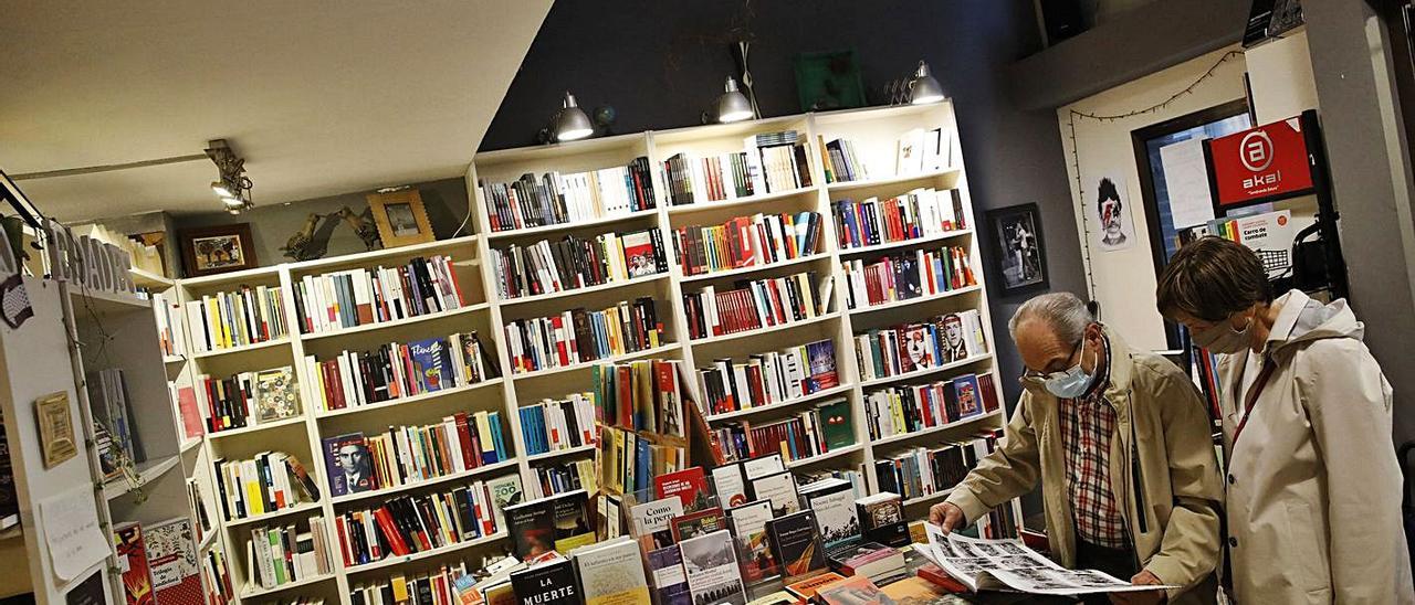 Clientes en una librería ubicada en la calle Juan Alonso.