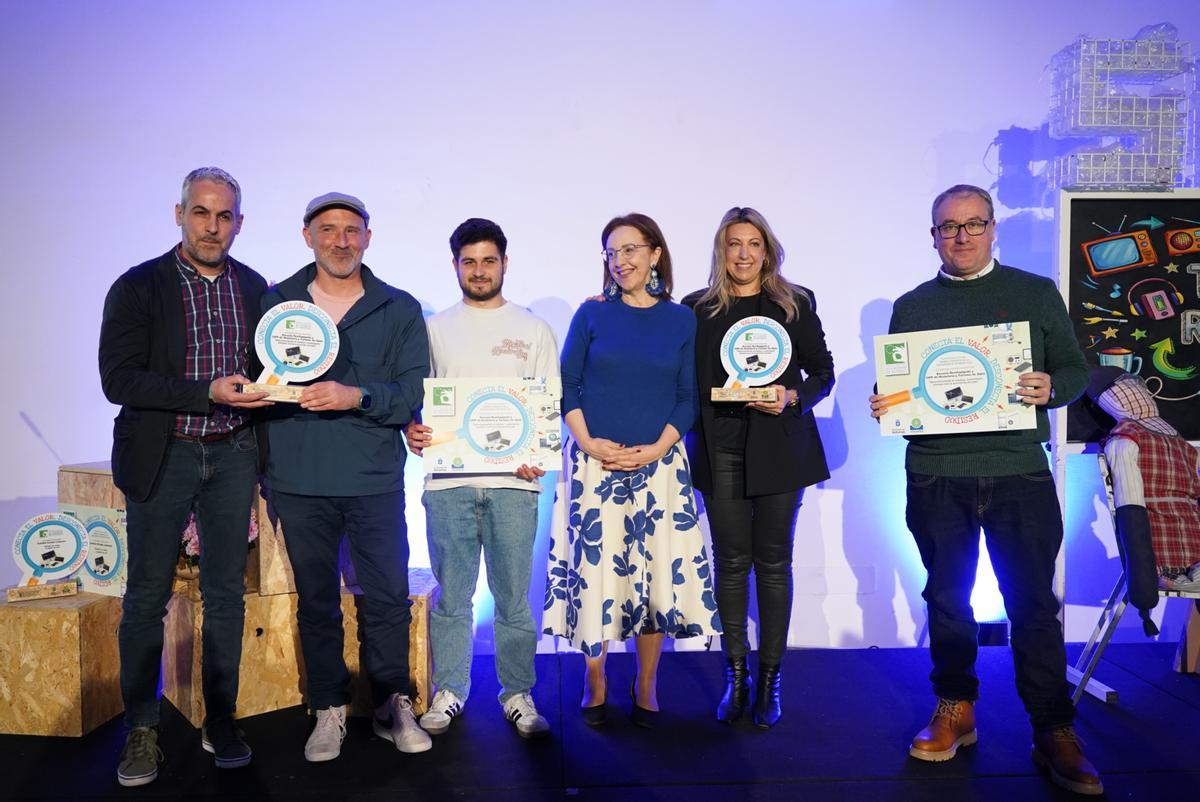 Paz Orviz, gerente de Cogersa, junto con los representantes del CIPF de Hostelería y Turismo de Gijón y la Escuela de Revillagigedo, en la gala de la SEPR en  Asturias