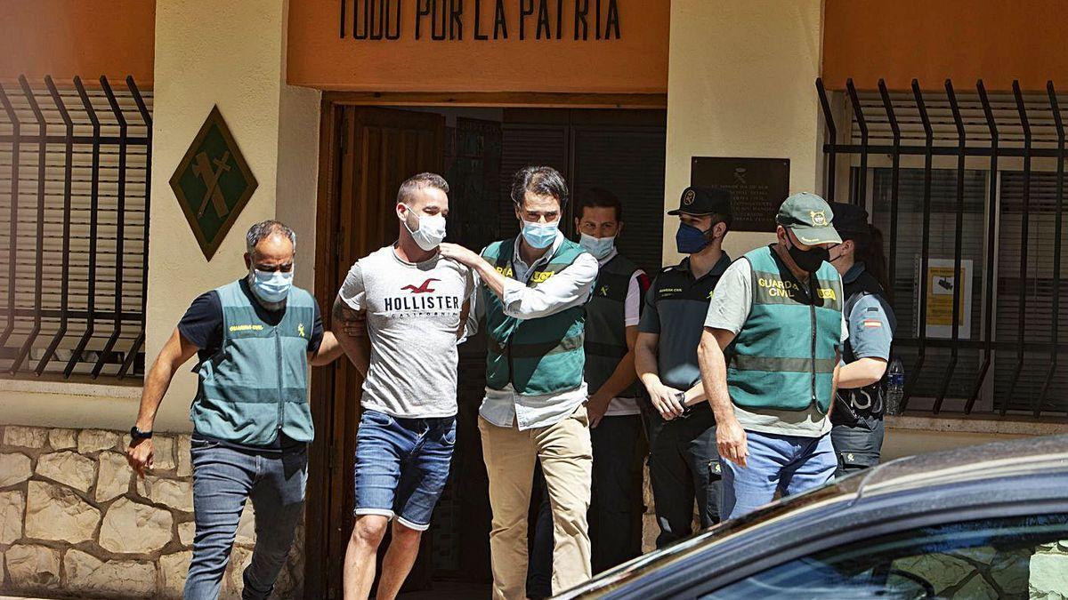 Agentes de la Guardia Civil conducen a El Tuvi al registro del pozo en el que hallaron a Wafaa.