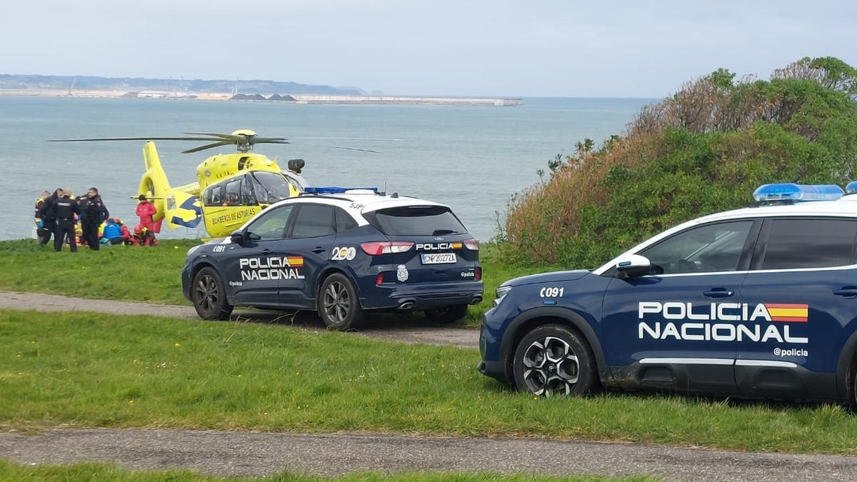 VÍDEO: Trasladan en helicóptero a la mujer encontrada en una senda de Gijón inconsciente y con golpes
