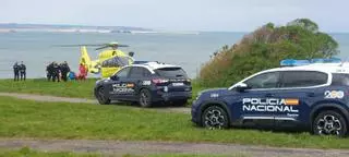 Trasladan en helicóptero a la chica encontrada en una senda de Gijón semidesnuda, inconsciente y con golpes
