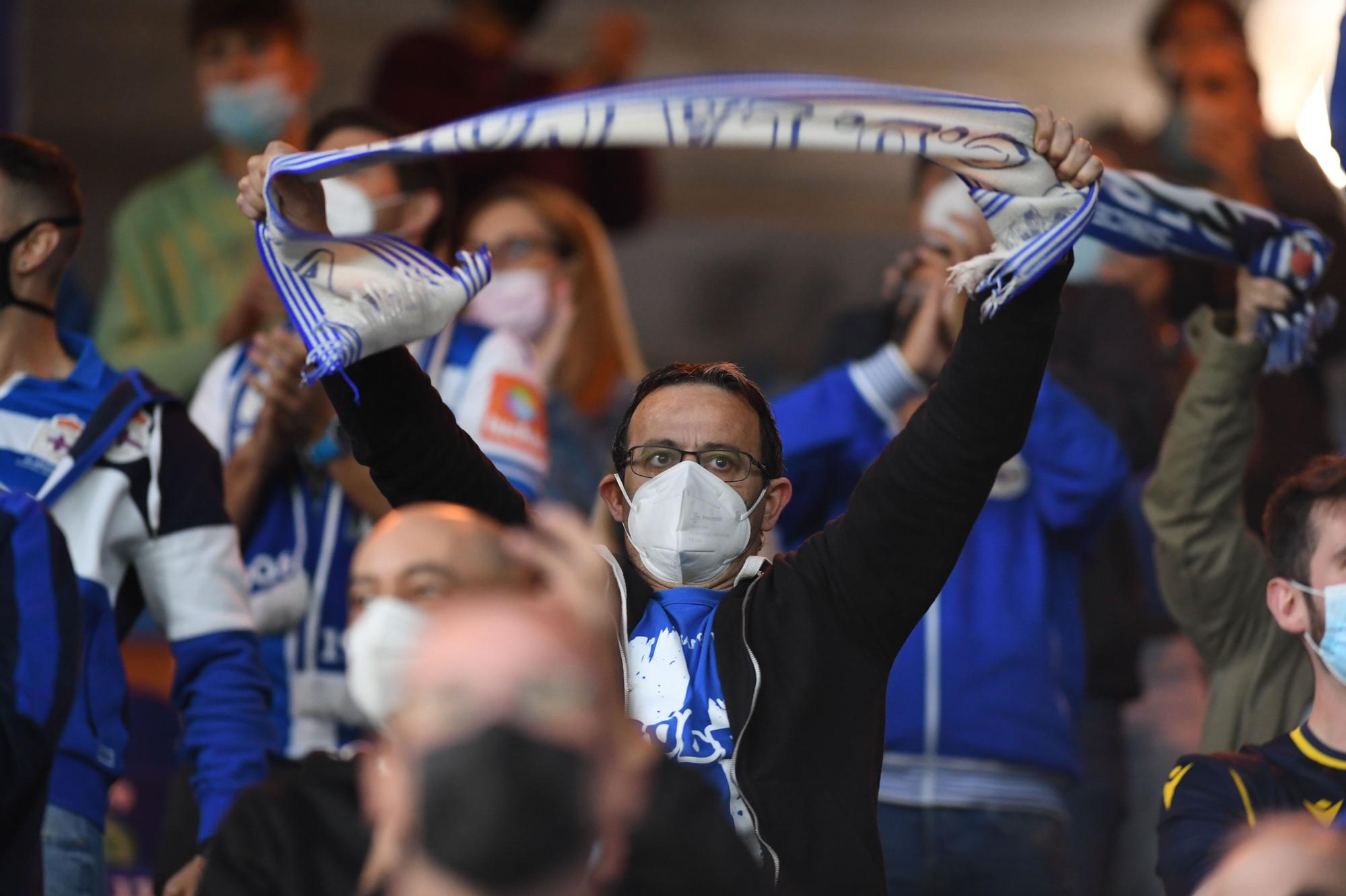 El Deportivo le gana al Badajoz y sigue de líder