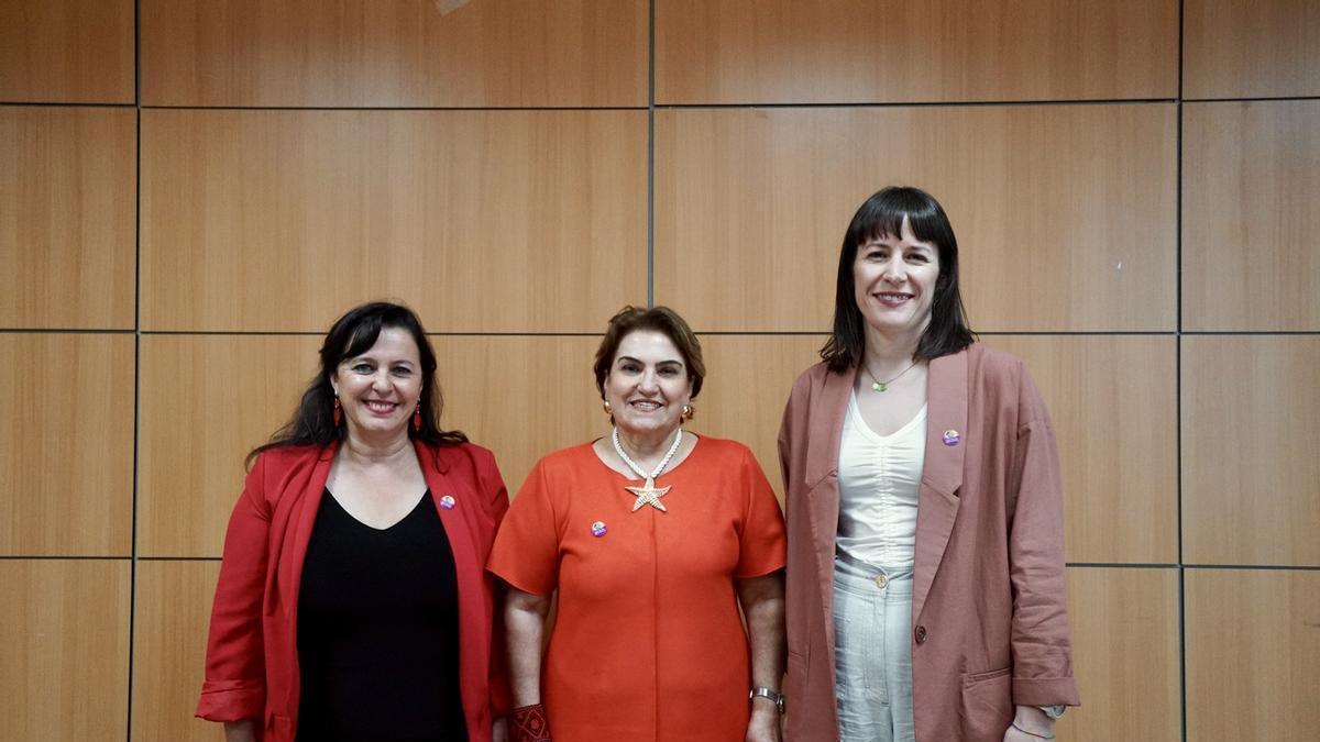 De izquierda a derecha, Ana Miranda, Márcia Lopes y Ana Pontón.