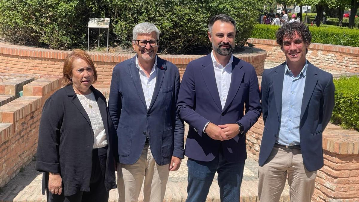 El secretario general del PSOE, Josele Aguilar, junto a la nueva dirección del grupo municipal al frente de Mariano Ruiz Araujo.