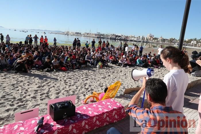 Un 'SOS' gigante para el Mar Menor formado por escolares en Villananitos