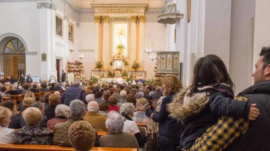 La ofrenda de flores a la Patrona concluyó en la Iglesia.