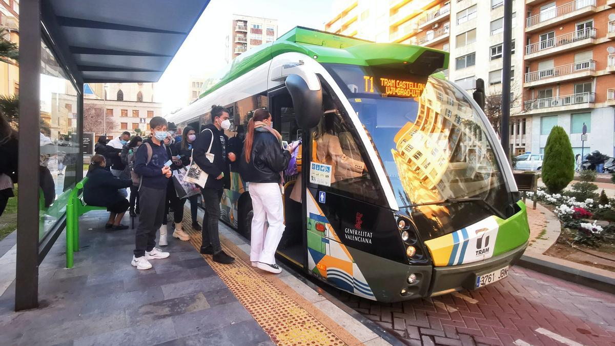 Desde el 1 de febrero está vigente la reducción del 50% en todos los abonos y títulos multiviaje del TRAM.