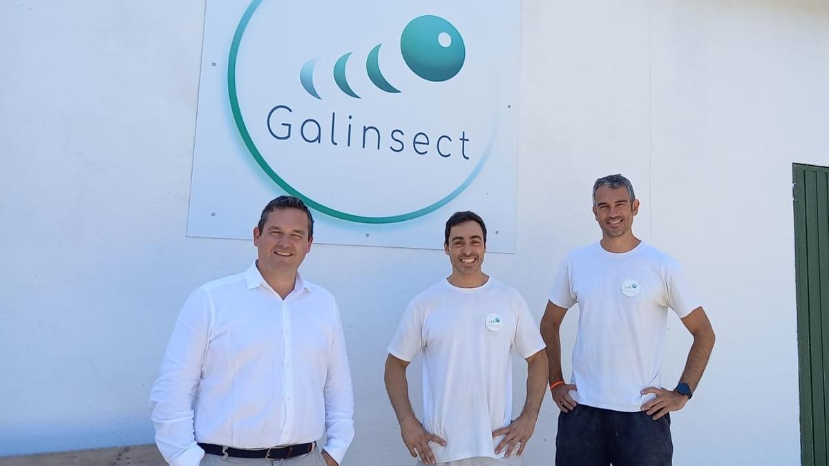 José Luis Cabarcos, presidente de la Axencia Galega de Calidade Alimentaria, con los promotores de Galinsect.