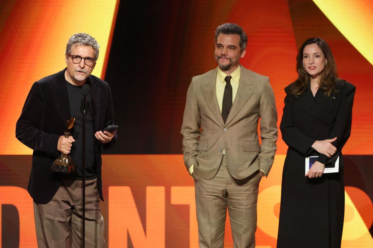 Kleber Mendonça Filho, Wagner Moura y Emilie Lesclaux en los Independent Spirit Awards.