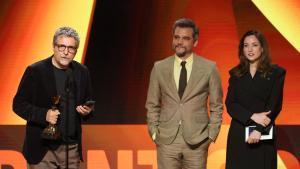 Kleber Mendonça Filho, Wagner Moura y Emilie Lesclaux en los Independent Spirit Awards. 