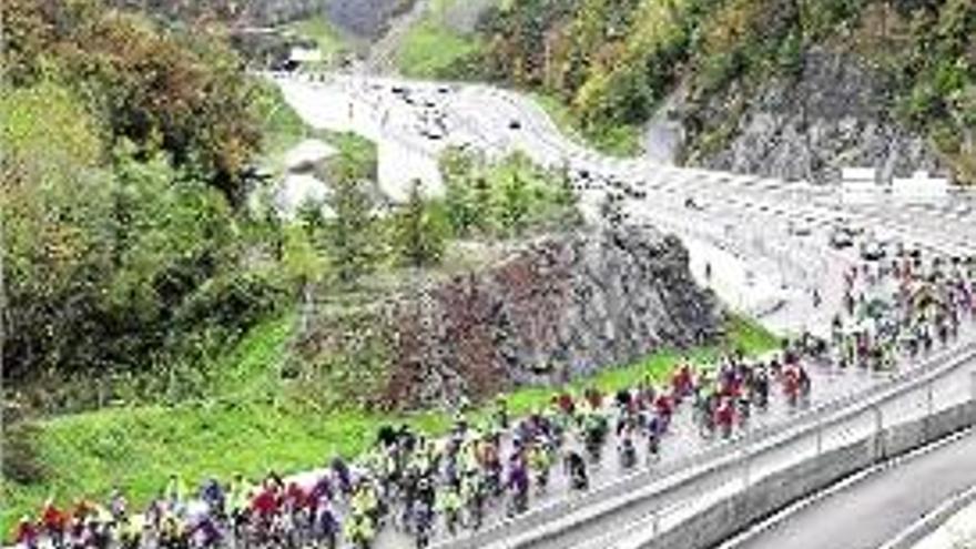 Protesta Marxa lenta de cilcistes entre Vic i Ripoll