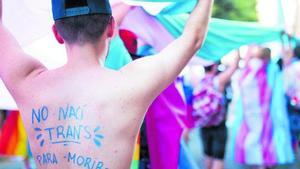 Un joven celebra el Día del Orgullo LGTBI+.