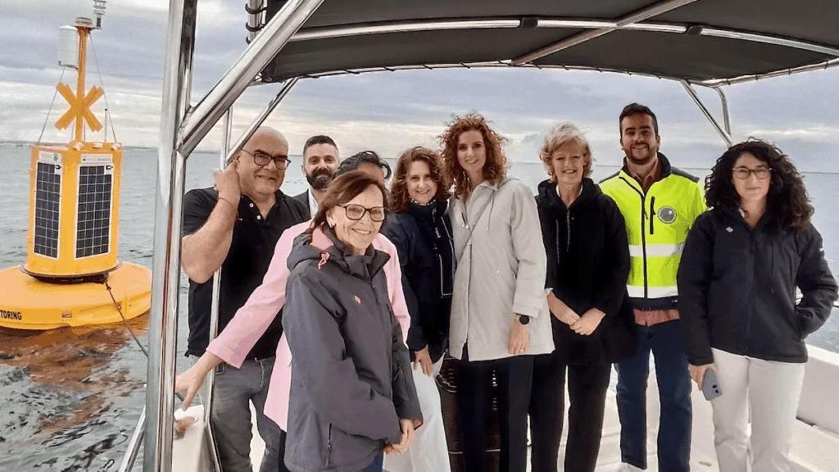 Visita este martes a una de las boyas de monitorización del Mar Menor de la comisionada Francisca Baraza y la directora del IEO-CSIC, Rosa Figueroa.