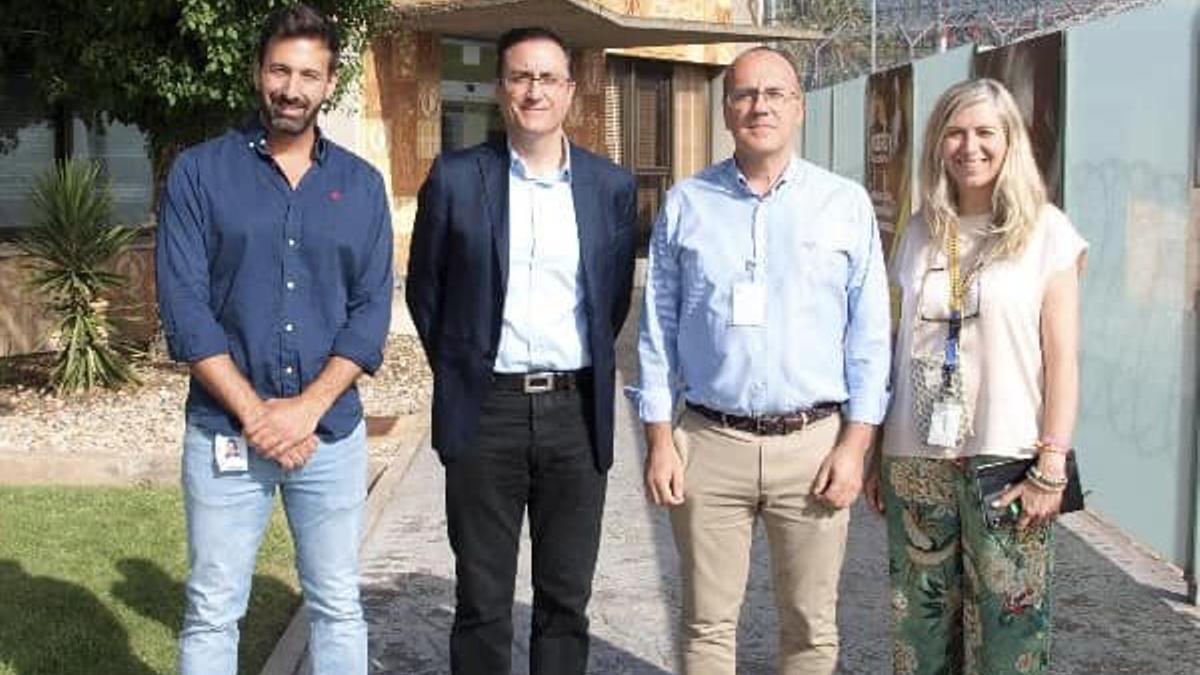 El alcalde, el segundo por la derecha, entre responsables de la central, y el edil de Vox.