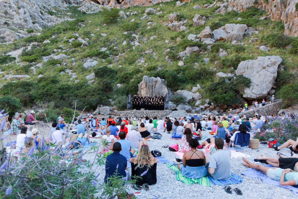 Residenten und Mallorca-Urlauber haben sich am Sonntag (2.7.) zum traditionellen Konzert in der Felsenschlucht Torrent de Pareis eingefunden. In diesem Jahr war die Capella Mallorquina zu hören.