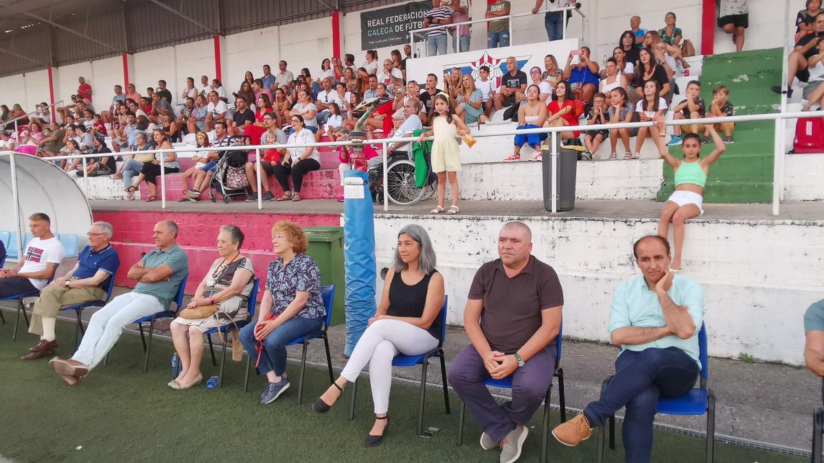 Las autoridades presentes en la presentación oficial del Alondras, ayer en el campo de O Morrazo.