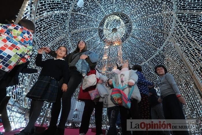 Estrellas y bolas ya brillan en las calles de Murcia